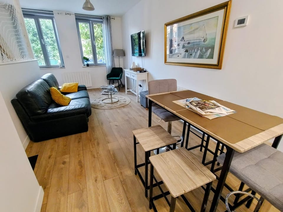 TV and multimedia, Living room, Seating area, Dining area