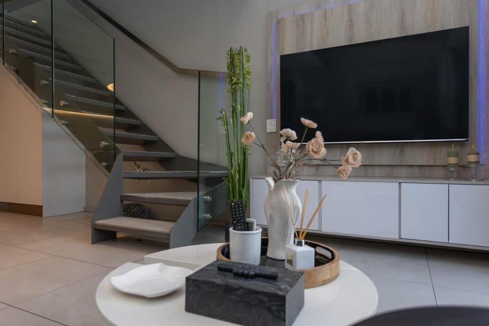 Modern Luxury Escape With Lions Head View Apartment in Cape Town