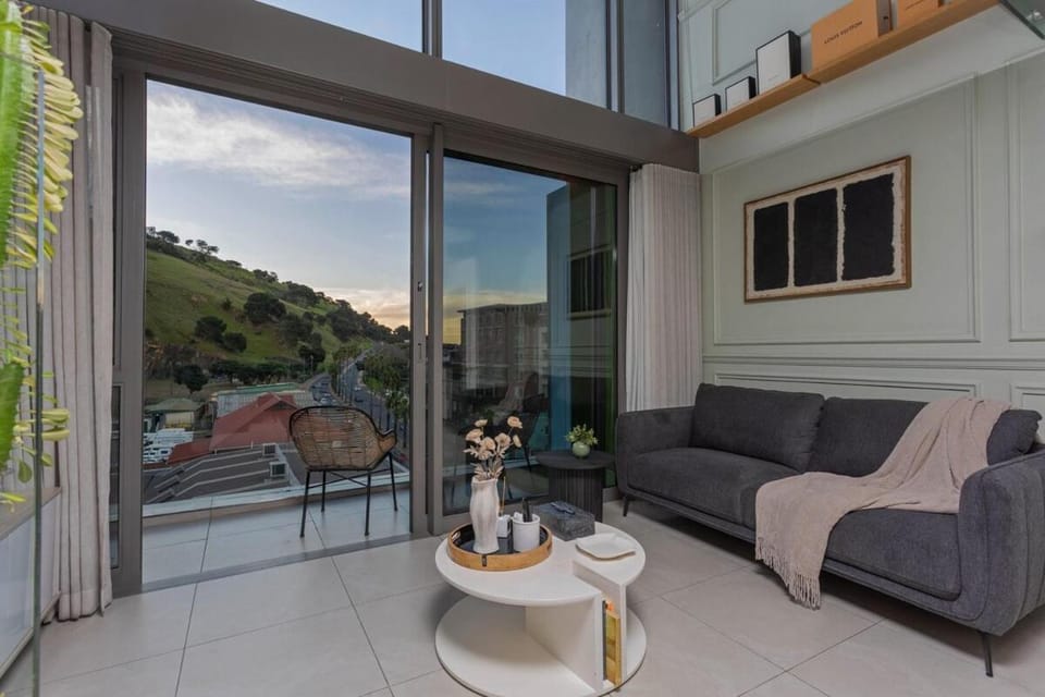 Modern Luxury Escape With Lions Head View Apartment in Cape Town