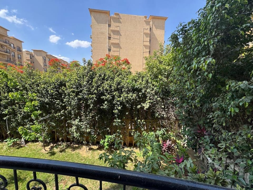 Modern 3-BR Apartment, private garden in Al Rehab Apartment in New Cairo City