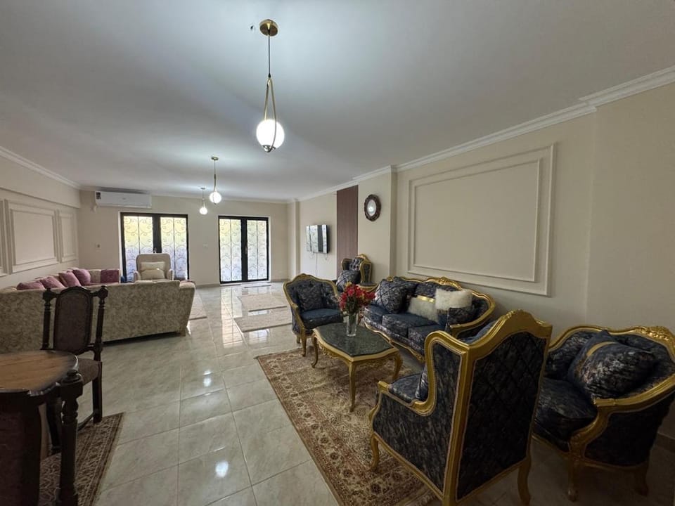 Modern 3-BR Apartment, private garden in Al Rehab Apartment in New Cairo City
