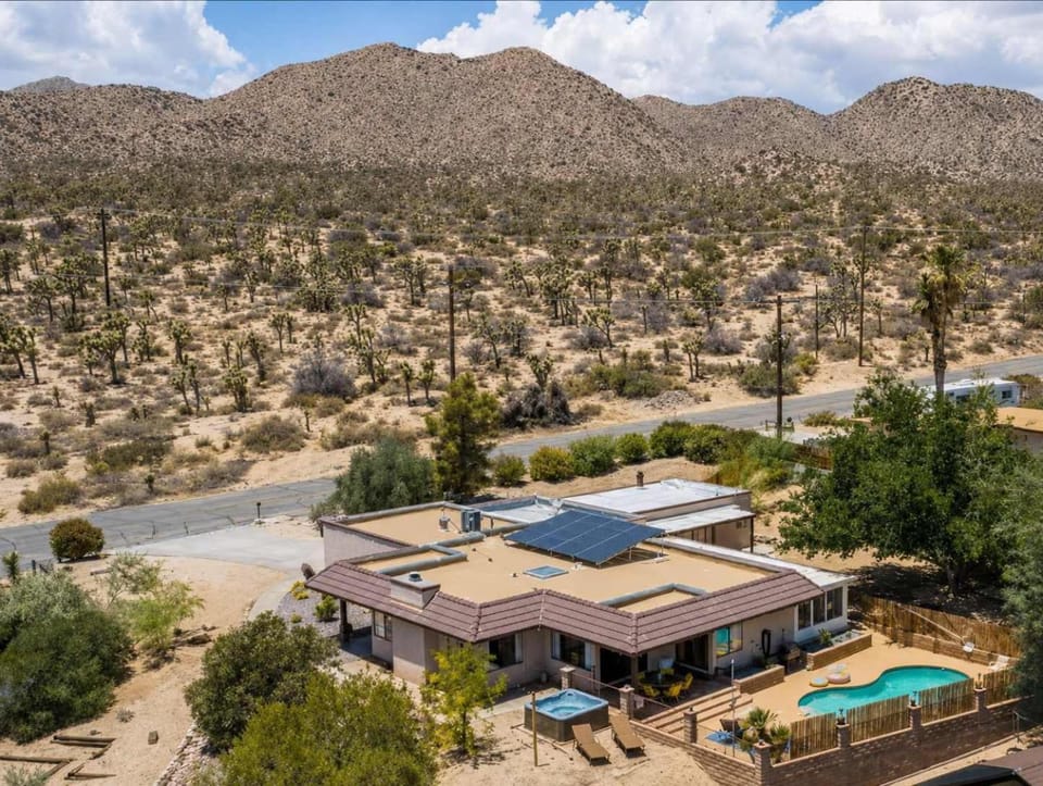 Chromocamino - Pool Spa EV Mini Putt Gameroom House in Yucca Valley
