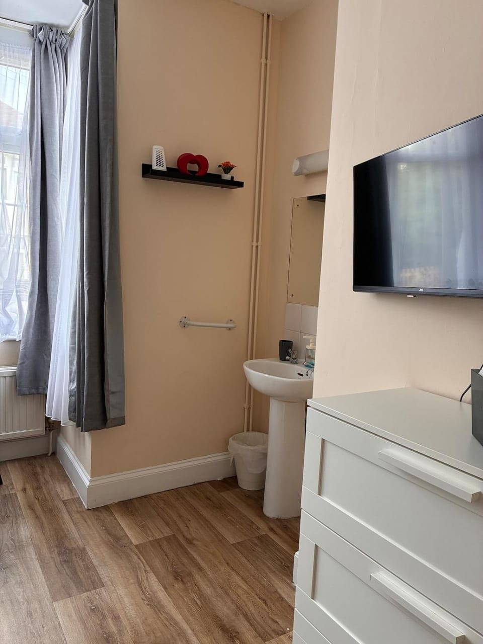 Trinity - Double Room 20 mins walk to centre, TV, kitchenette, shared bathroom Bed and Breakfast in Cambridge
