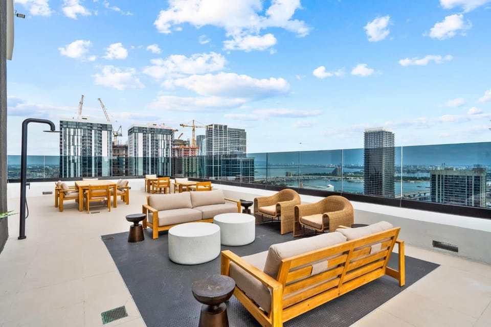 Luxury Miami 1BR Apt Pool & Beach Access for 4 Apartment in Miami