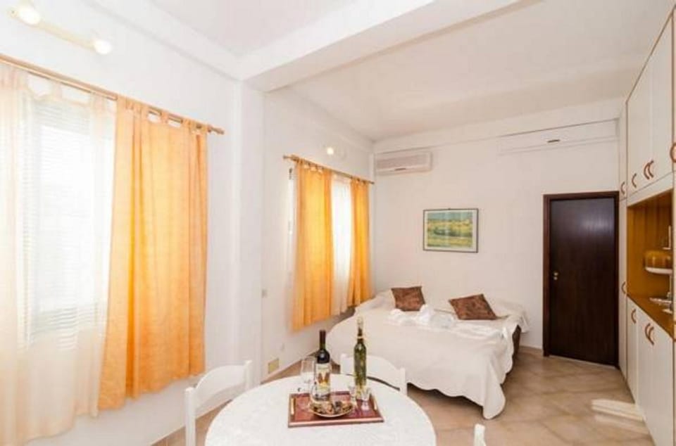 Bed, Living room, Dining area, Bedroom