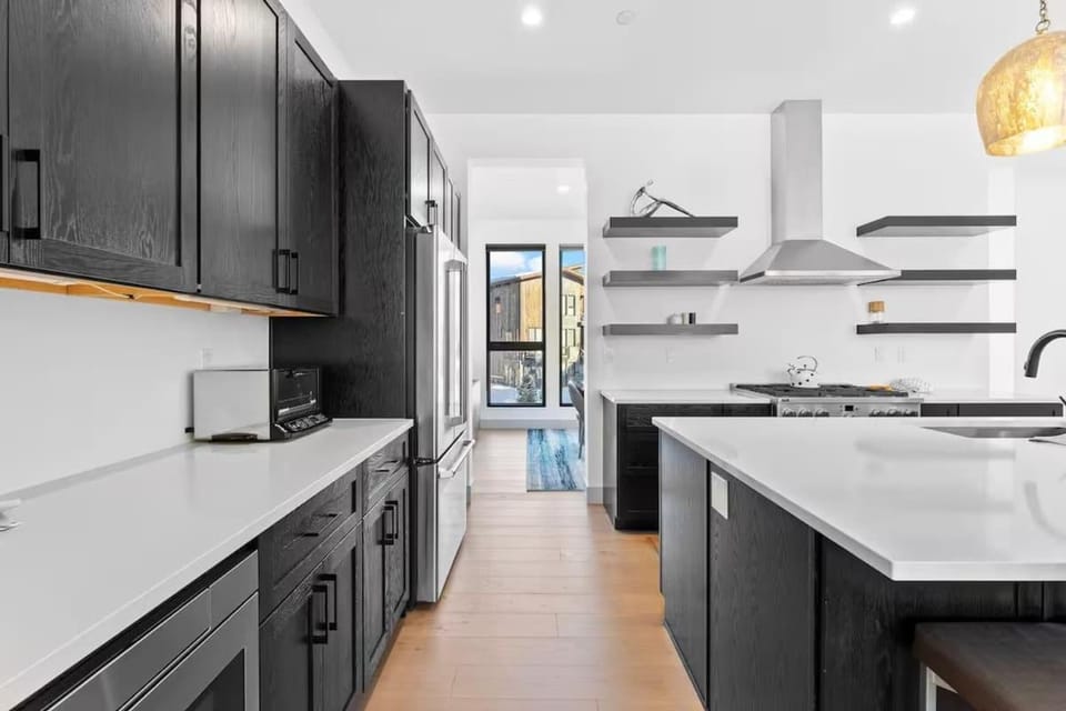 The Vista On The Blue - Downtown Riverfront Luxury House in Silverthorne