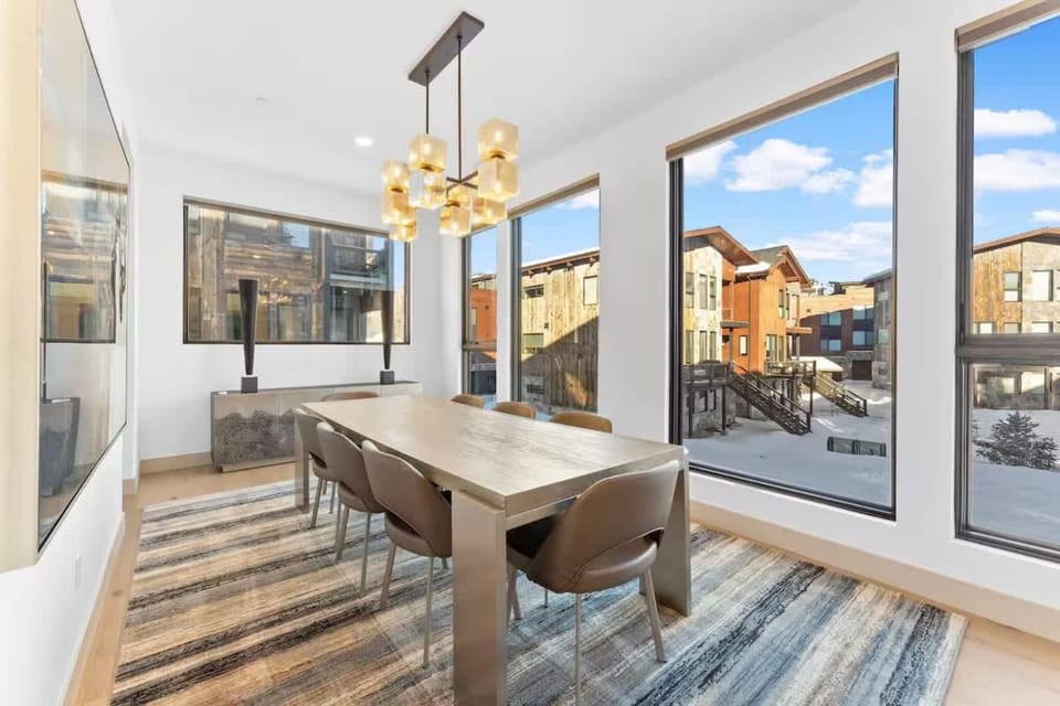 The Vista On The Blue - Downtown Riverfront Luxury House in Silverthorne
