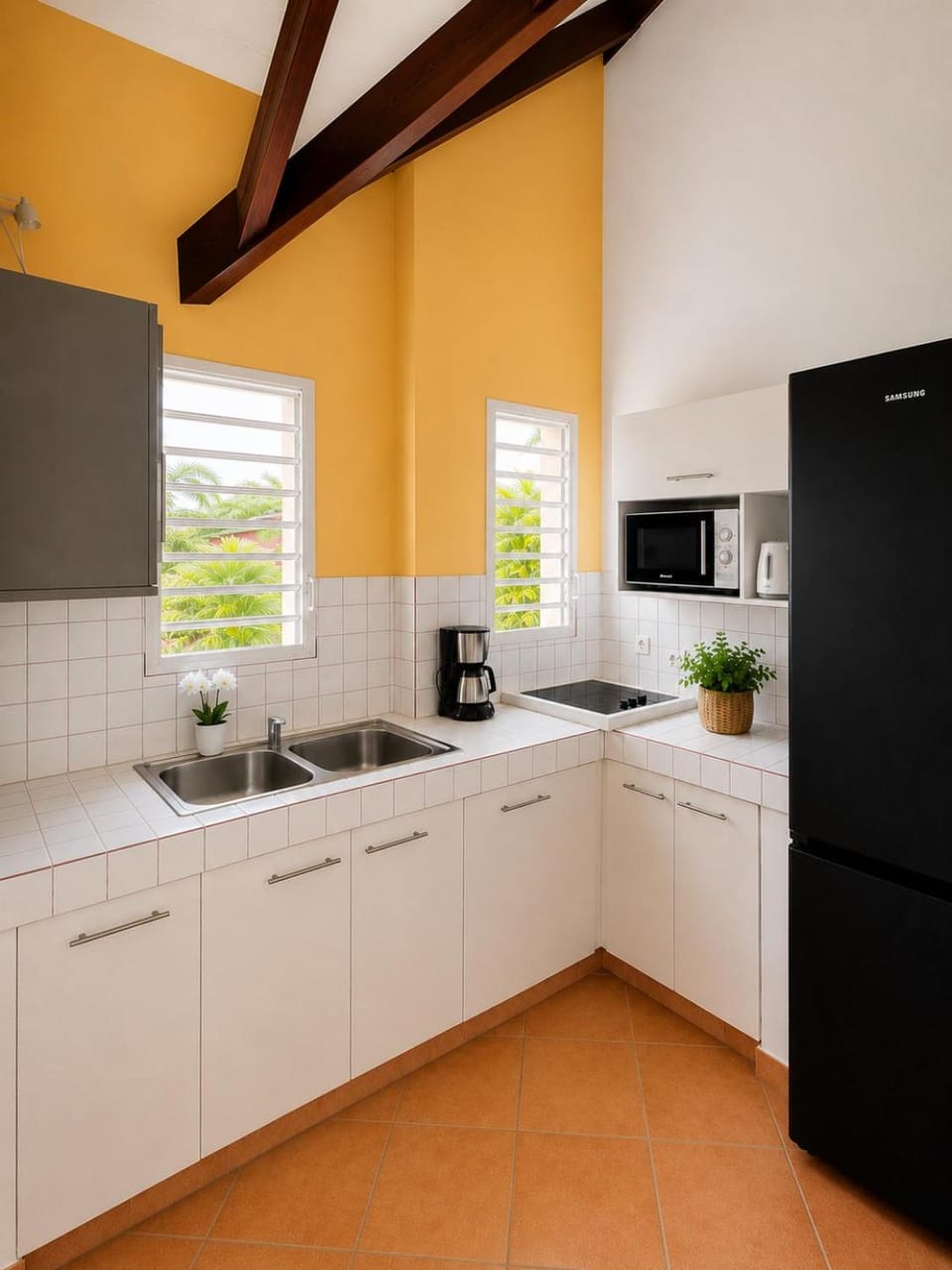 Coffee/tea facilities, Kitchen or kitchenette, oven, stove, toaster