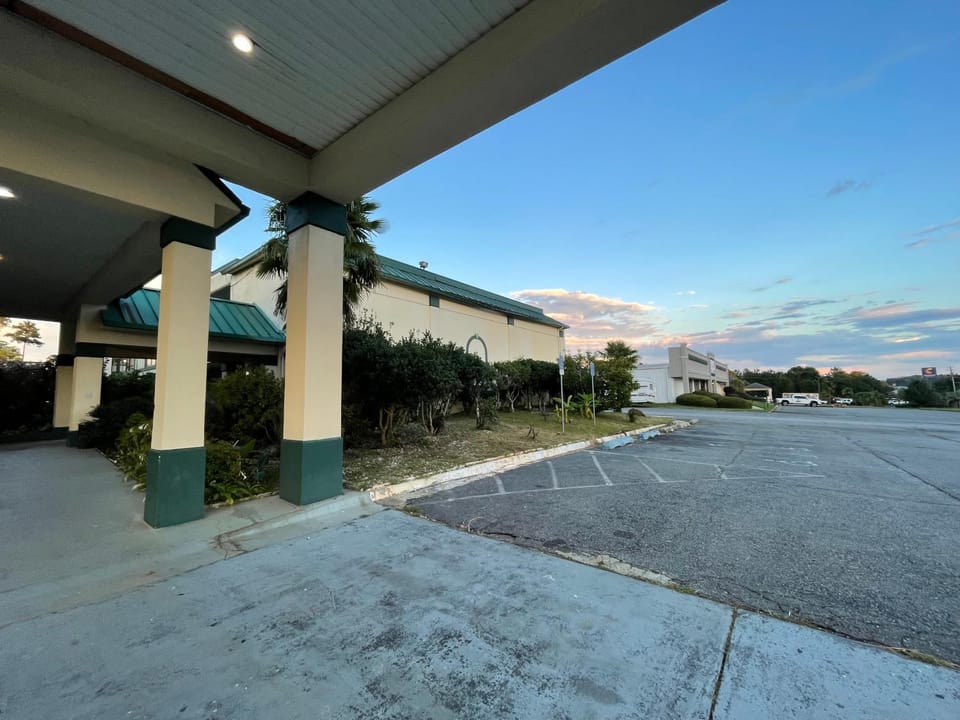 Super Inn And Suites Hotel in Milledgeville