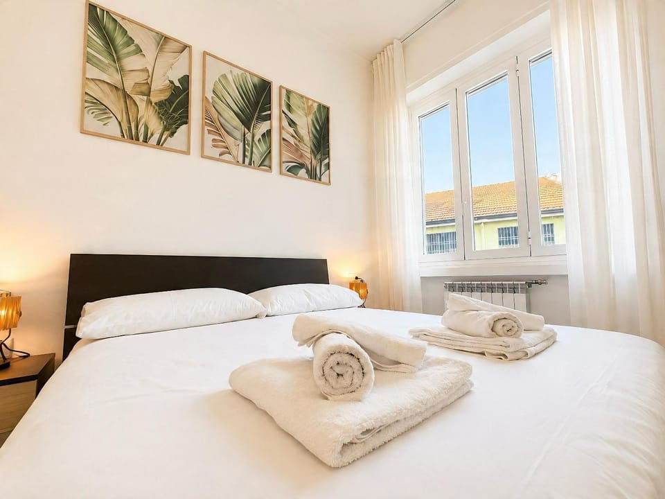 Bed, Bedroom, towels