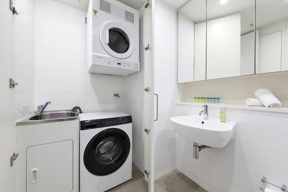 Spacious Condo in Mascot- Doorsteps to Station Apartment in Mascot