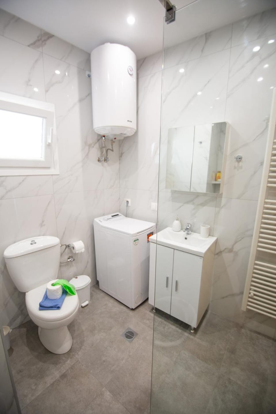 Shower, Toilet, Bathroom, towels