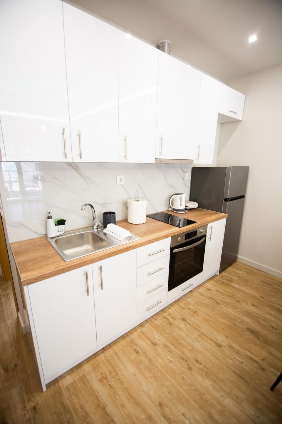Coffee/tea facilities, Kitchen or kitchenette, oven, stove