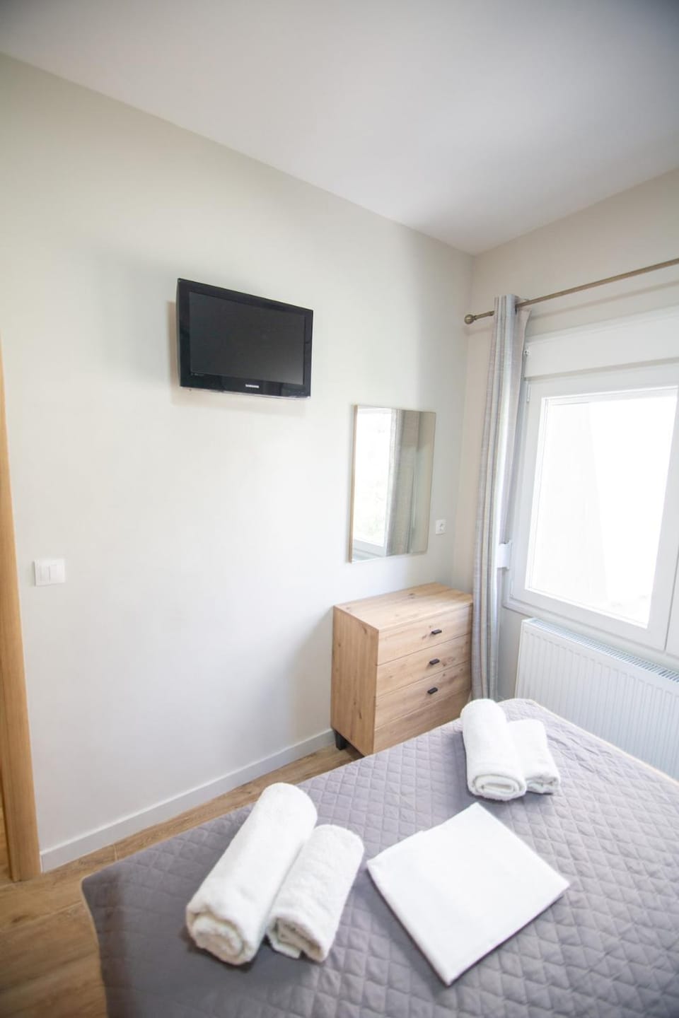 Bed, TV and multimedia, Photo of the whole room, Bedroom, towels