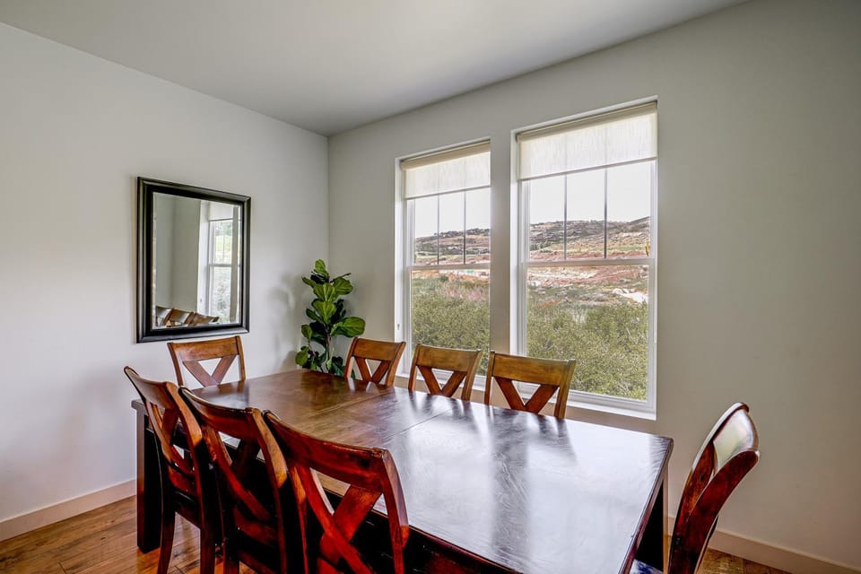 Hot Tub, Mtn & Lake Views! Group Abode in Daniel House in Hideout