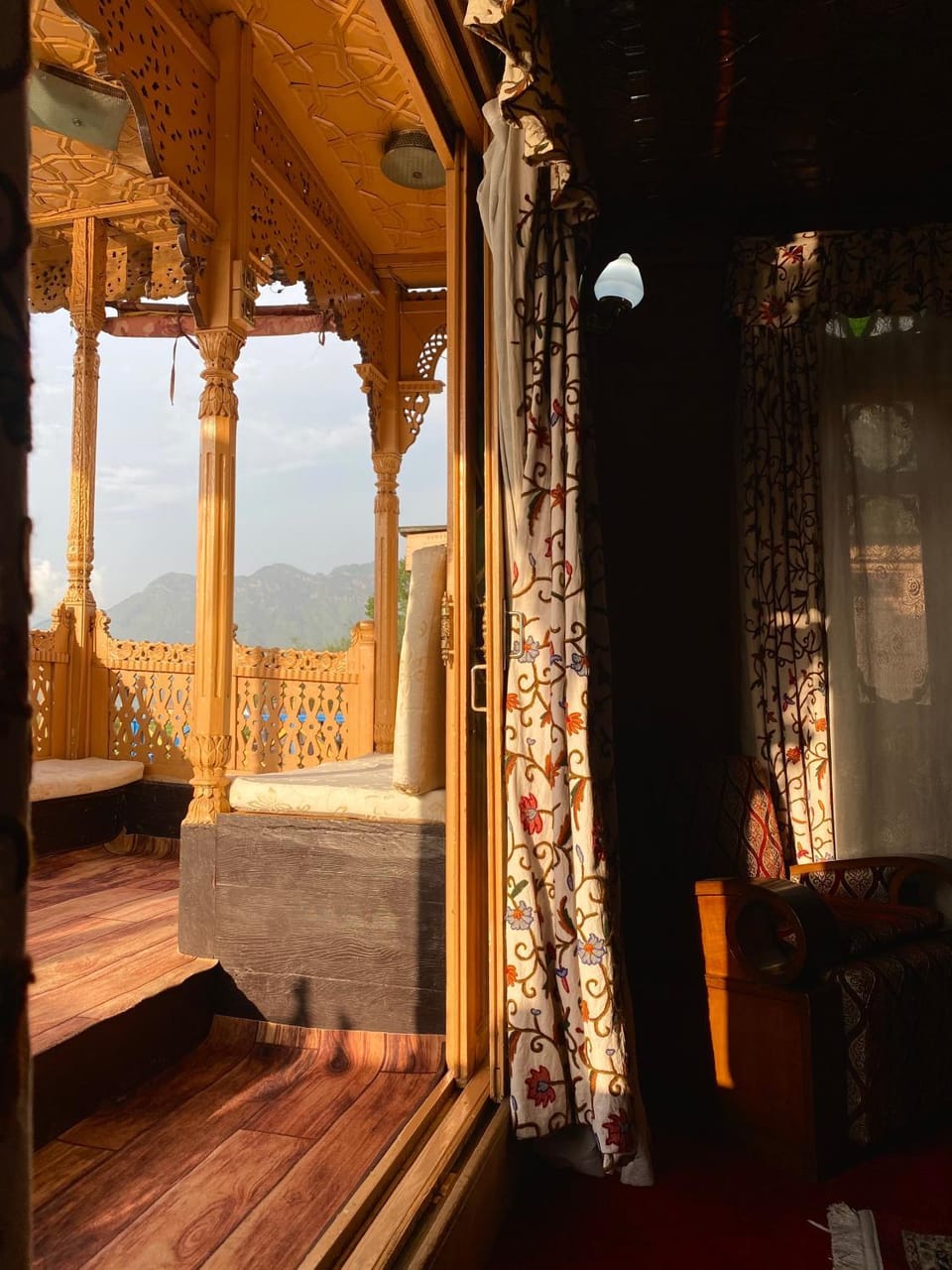 Green Paradise Houseboat - Centrally Heated Docked boat in India