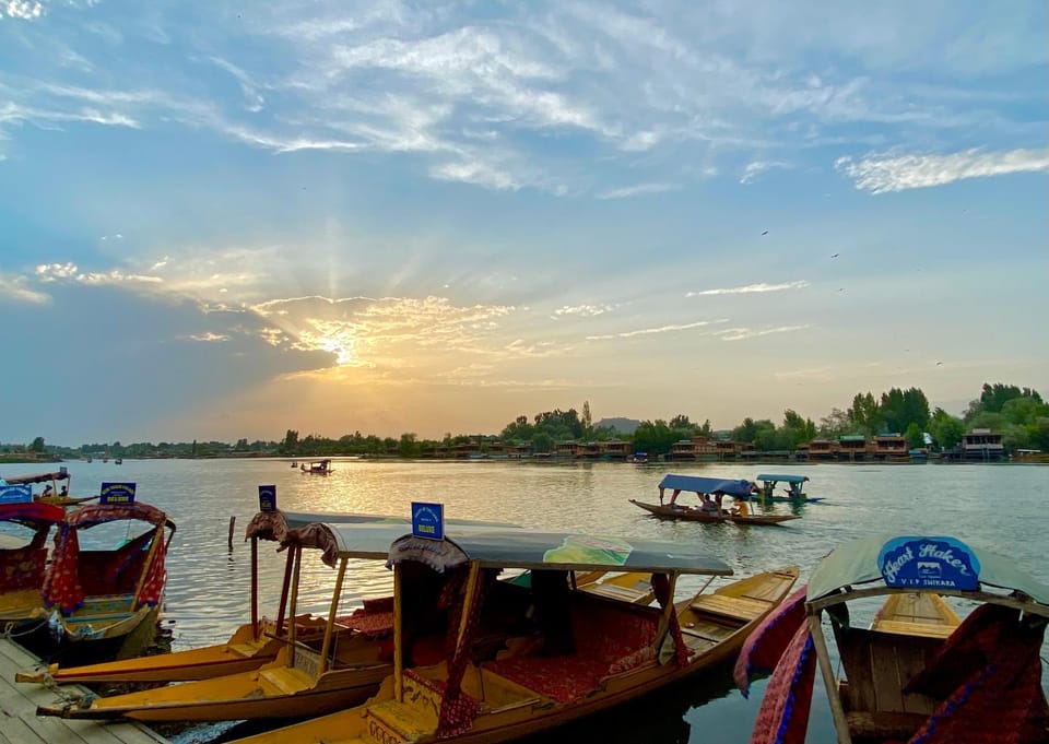 Green Paradise Houseboat - Centrally Heated Docked boat in India