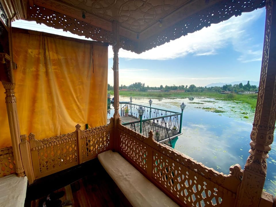 Green Paradise Houseboat - Centrally Heated Docked boat in India