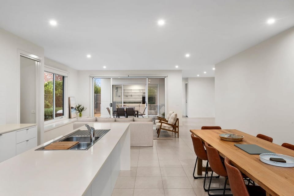 Kitchen or kitchenette, Living room, Seating area, Dining area