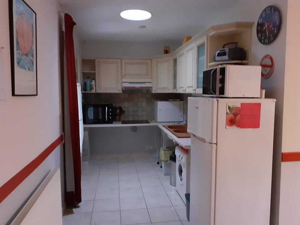 Kitchen or kitchenette, dishwasher, oven