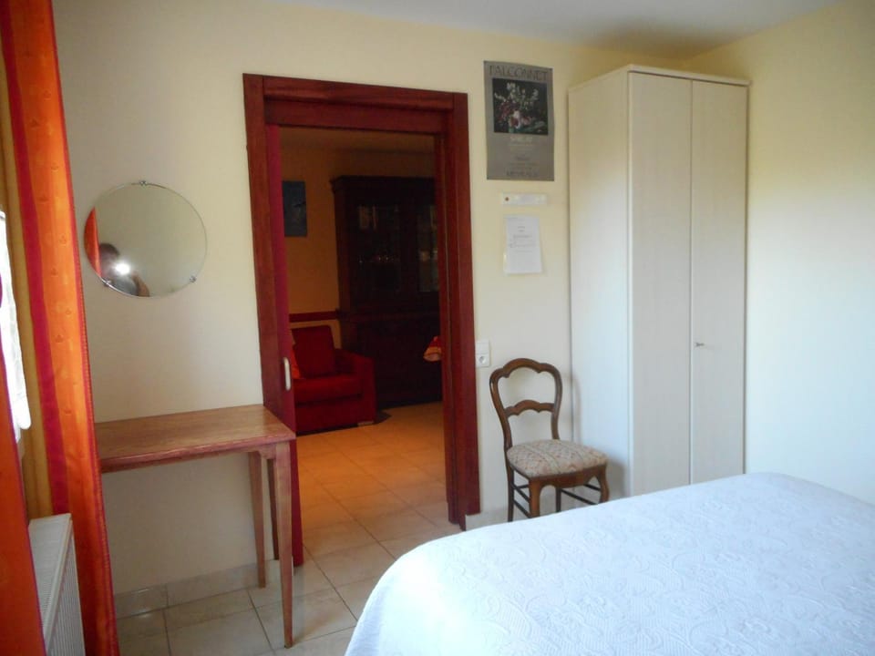 Photo of the whole room, wardrobe