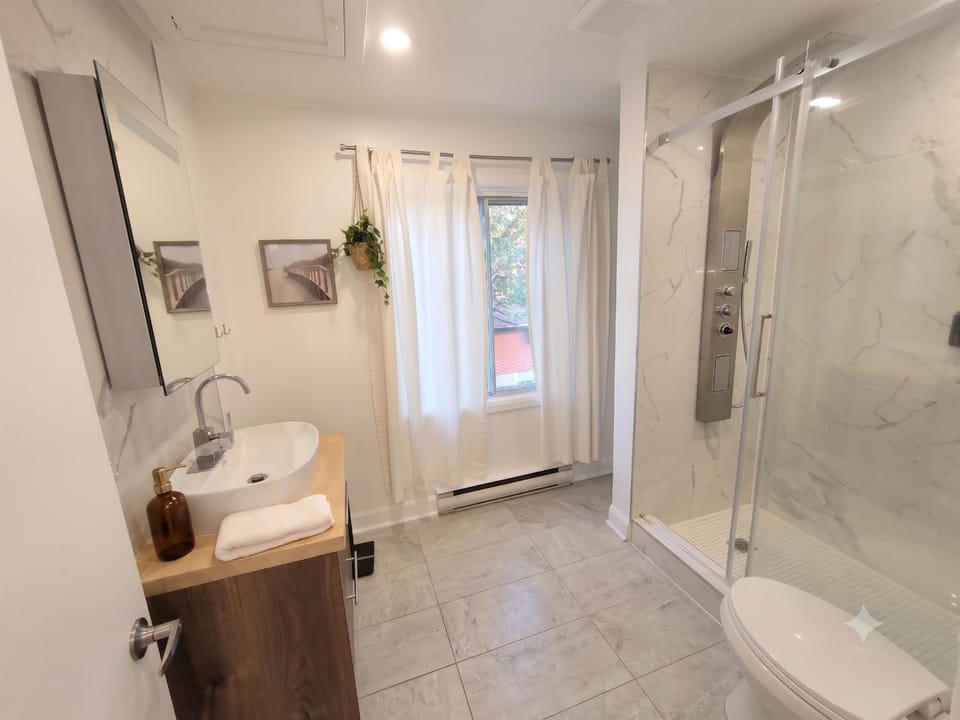 Renovated Upstairs Apartment Apartment in Longueuil