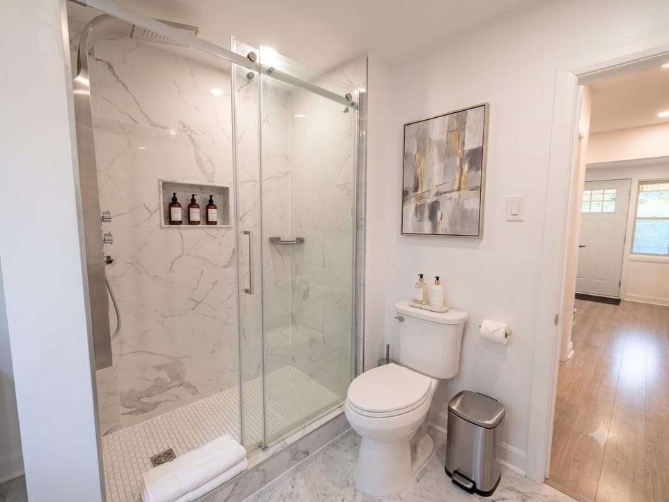 Shower, Toilet, Bathroom, towels