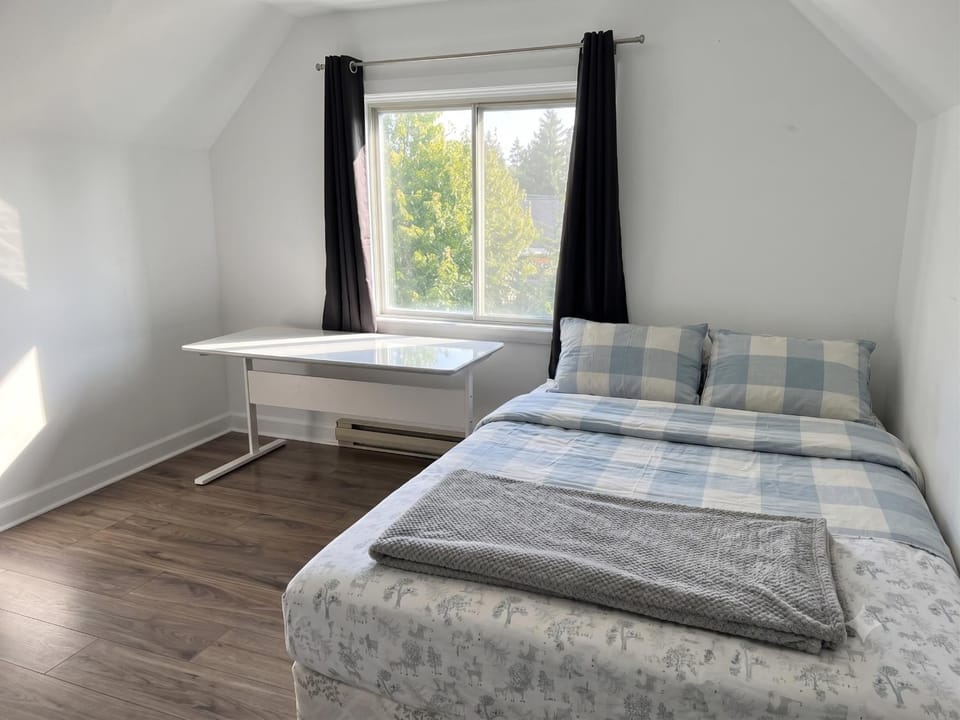 Renovated Upstairs Apartment Apartment in Longueuil