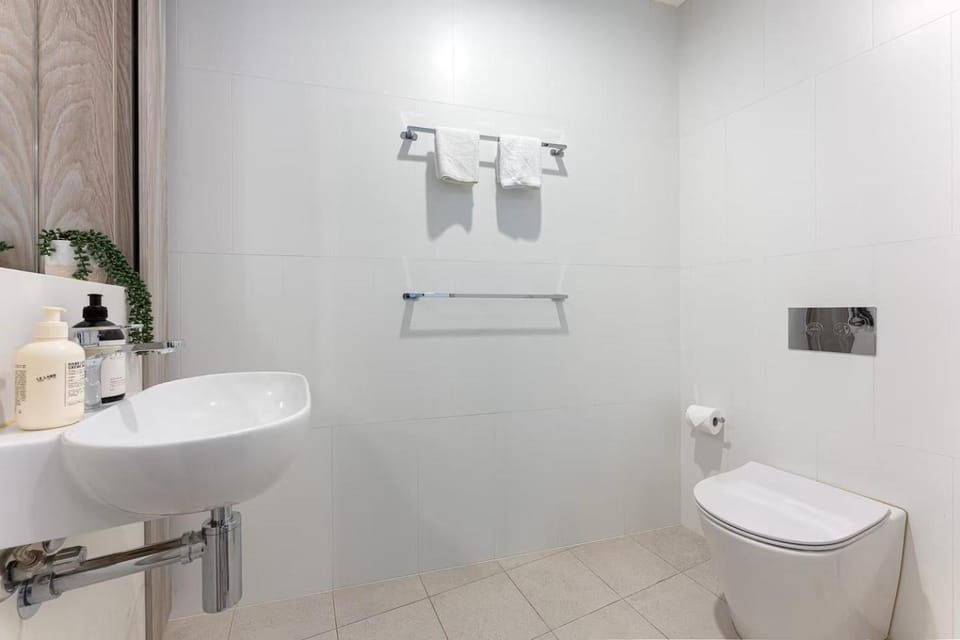 Toilet, Bathroom, towels