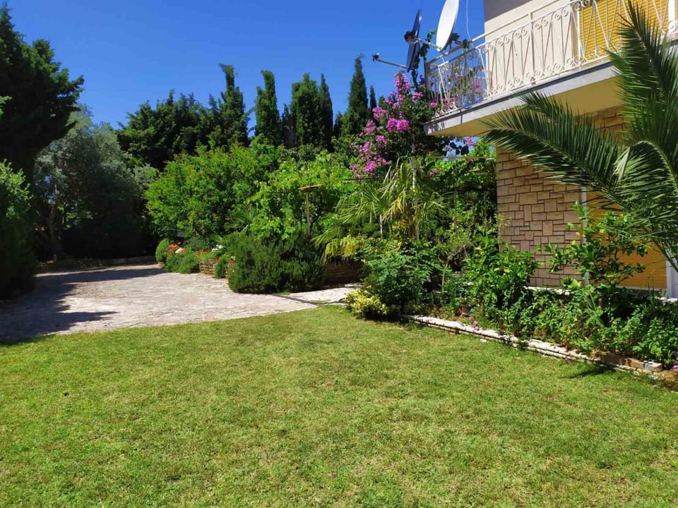 Property building, Spring, Day, Garden, Garden view