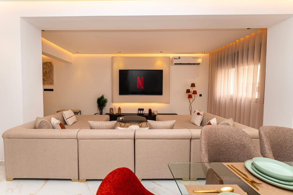 Communal lounge/ TV room, TV and multimedia, Living room, Seating area, air conditioner