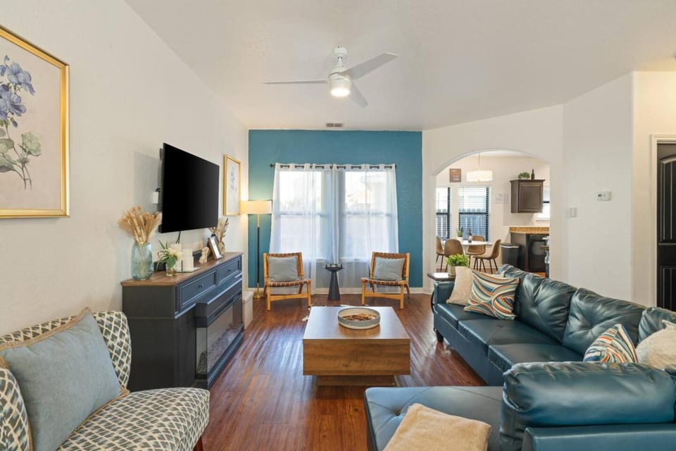 TV and multimedia, Kitchen or kitchenette, Living room, Photo of the whole room, Seating area, Dining area