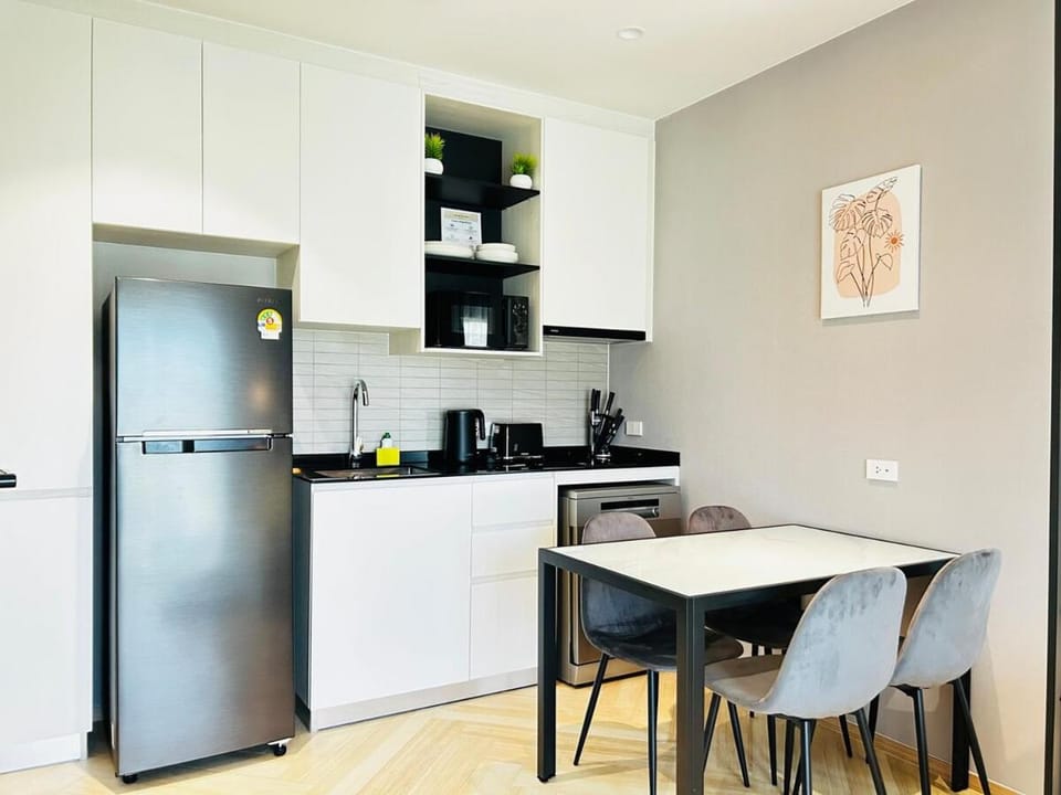 Kitchen or kitchenette, Dining area, dishwasher, oven
