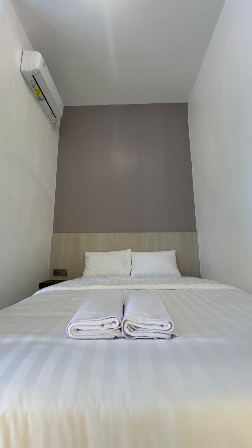 Bed, Bedroom, towels, air conditioner