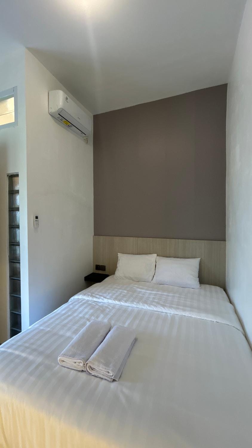 Bed, Bedroom, towels, air conditioner