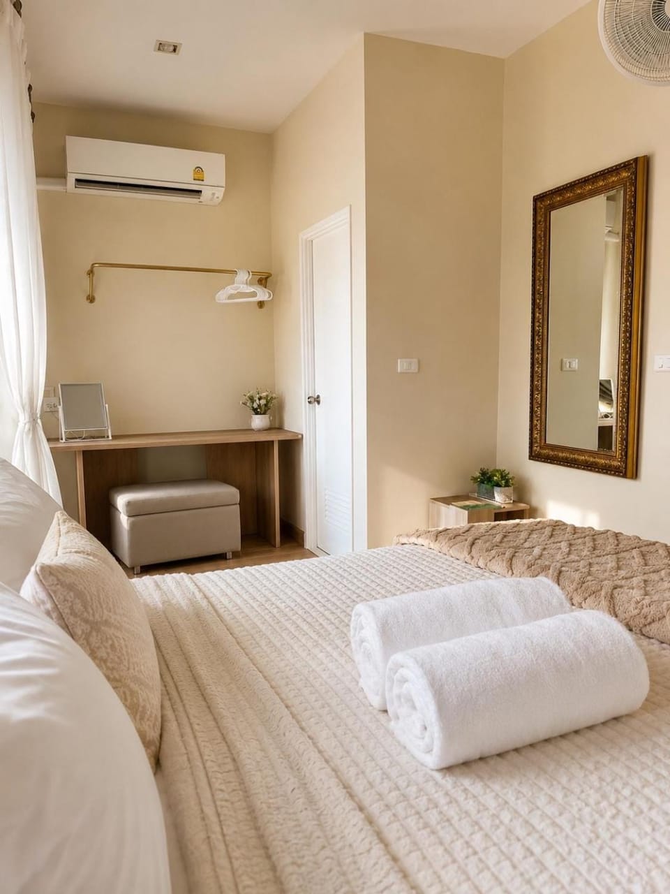 8 Bedroom Bangkok Family Home Sleeps 20 Near Safari World Villa in Bangkok