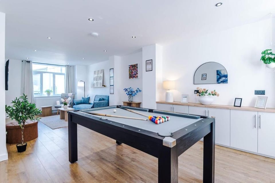 Game Room, Living room