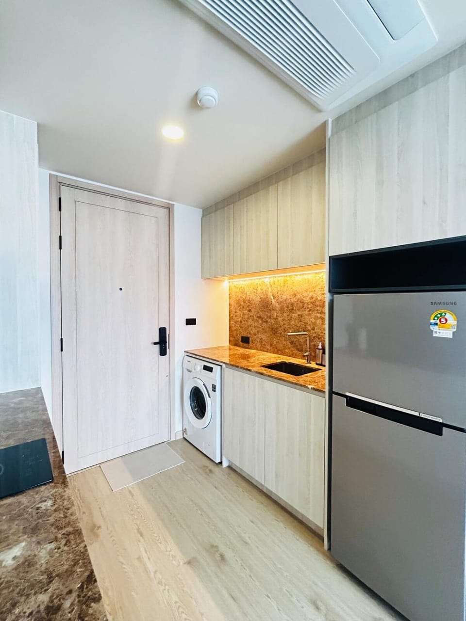 Kitchen or kitchenette, washing machine