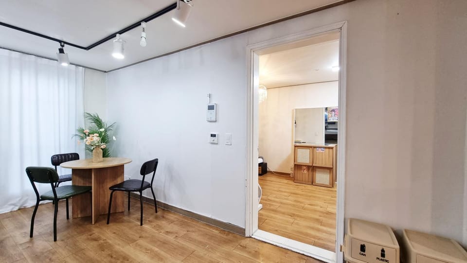 홍대에서 가장 핫한 거리 Apartment in Seoul