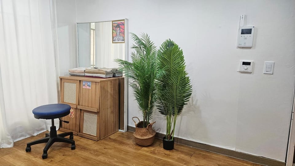 홍대에서 가장 핫한 거리 Apartment in Seoul