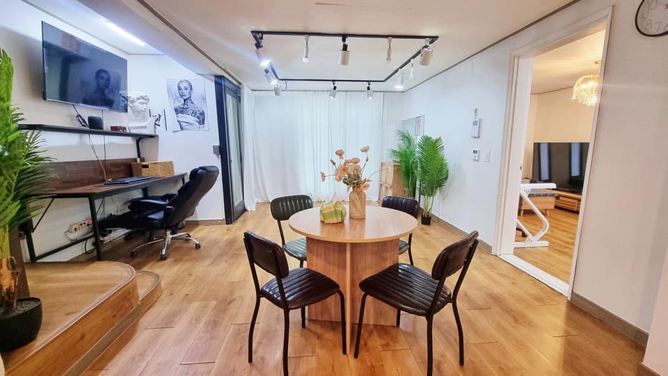 홍대에서 가장 핫한 거리 Apartment in Seoul