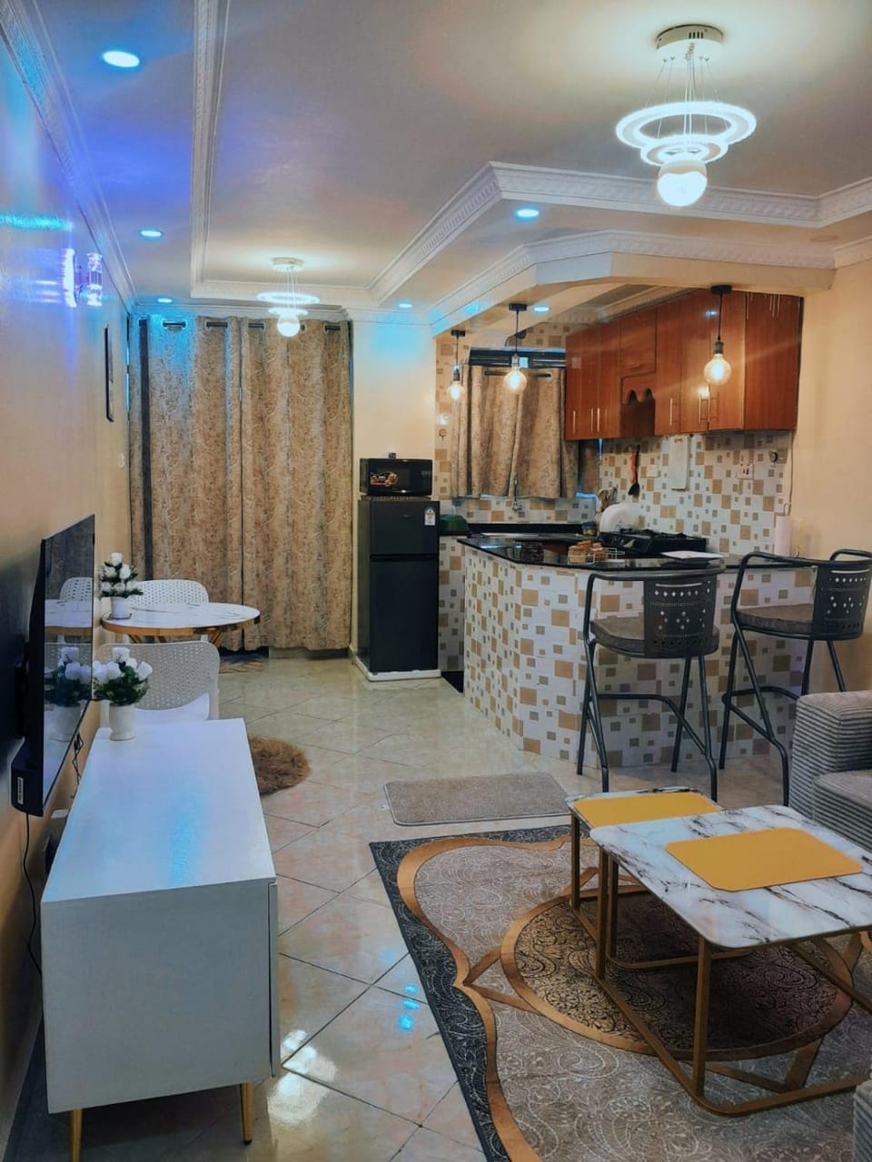Kitchen or kitchenette, Living room, Seating area, Dining area