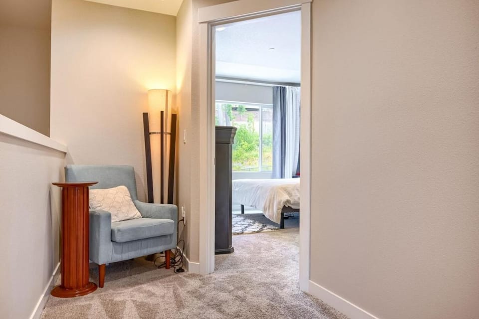 King-size bed master room with crib Vacation rental in Springfield