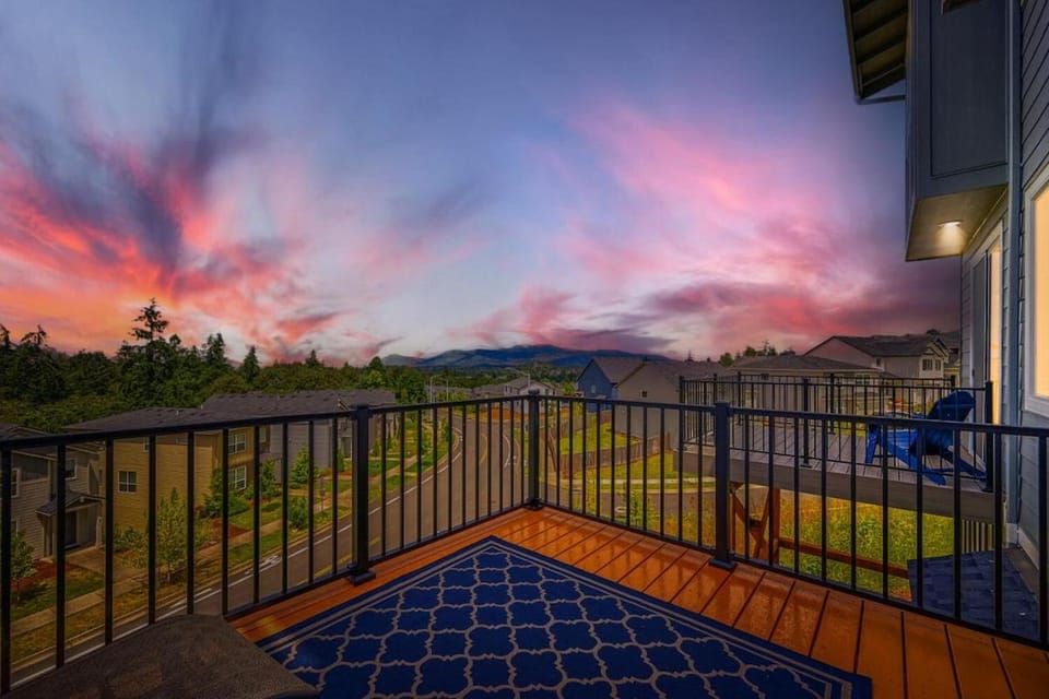 King-size bed master room with crib Vacation rental in Springfield
