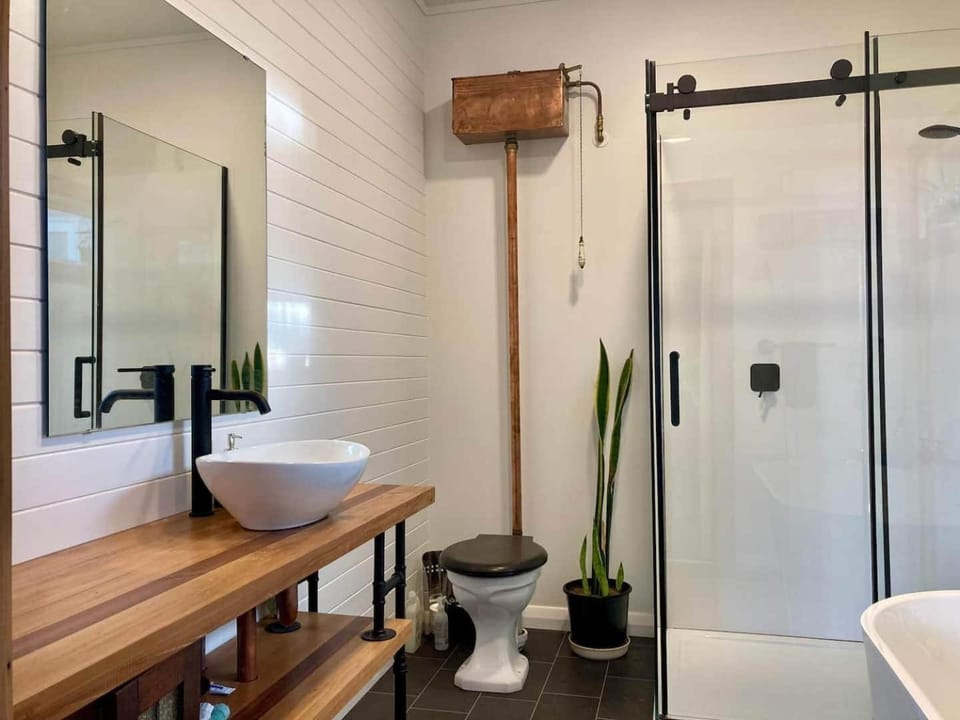 Kahu's Nest - Absolute Beachfront Retreat House in West Coast