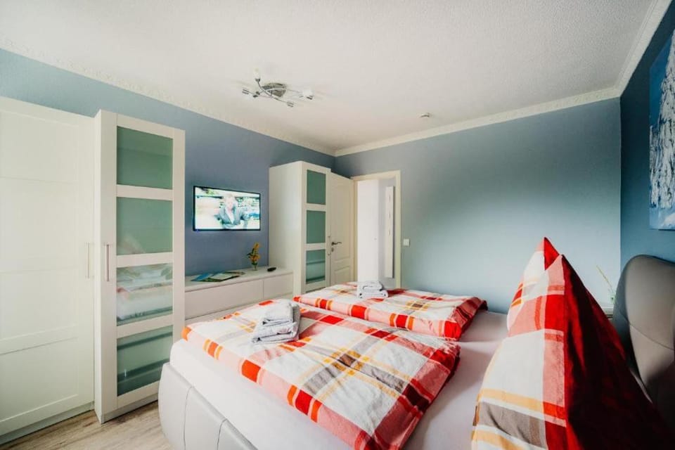 Communal lounge/ TV room, Bed, TV and multimedia, Photo of the whole room, Evening entertainment, Bedroom, wardrobe