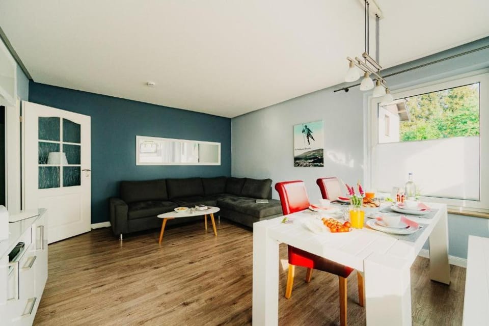 Kitchen or kitchenette, Living room, Food and drinks, Seating area, Dining area, Food