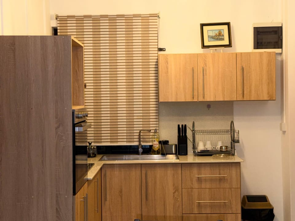 Coffee/tea facilities, Kitchen or kitchenette, oven, stove