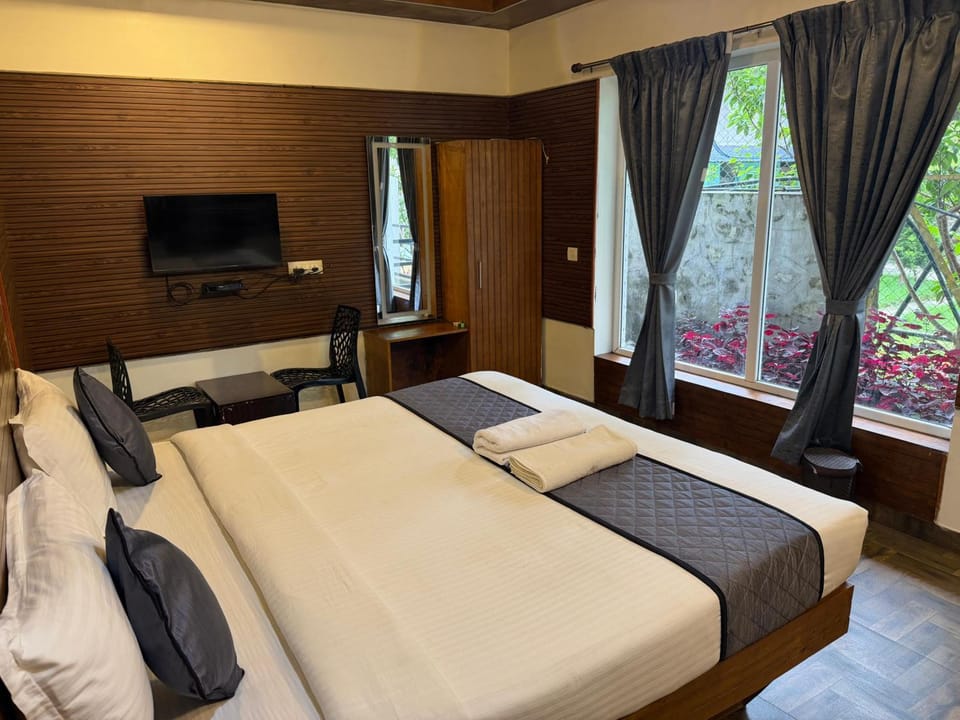 Bed, TV and multimedia, towels
