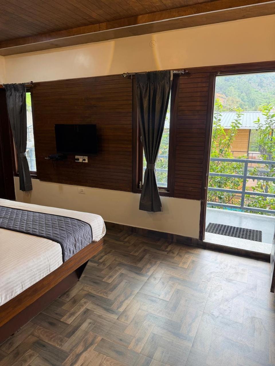 Bed, TV and multimedia, View (from property/room), Photo of the whole room